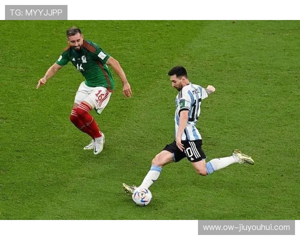 足球精准射入网窝瞬间定格精彩瞬间引爆全场热情让人热血沸腾