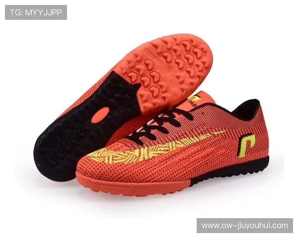 适合各类场地的防滑加宽足球鞋提升运动表现舒适性与稳定性